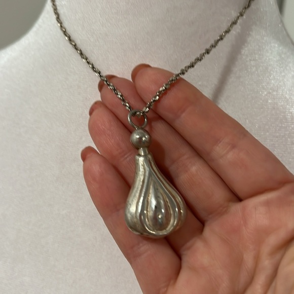 Vintage silver perfume bottle pendant - Picture 3 of 5